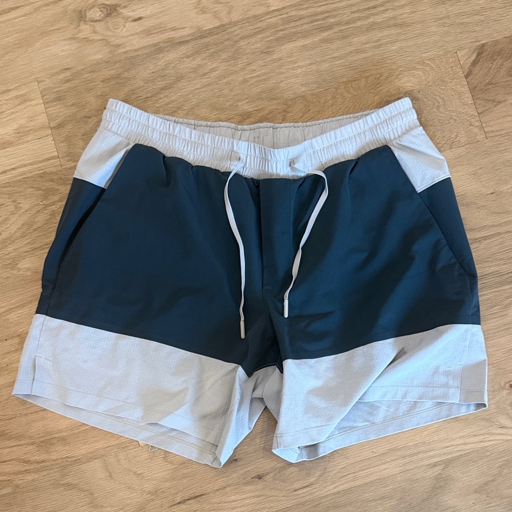 Lululemon Mesh Lined Two-Tone Athletic Shorts with Drawstring sz L